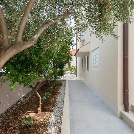 公寓 Spacious Modern Miljak - 1min To The *