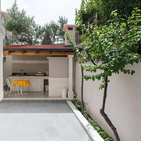 公寓 Spacious Modern Miljak - 1min To The *