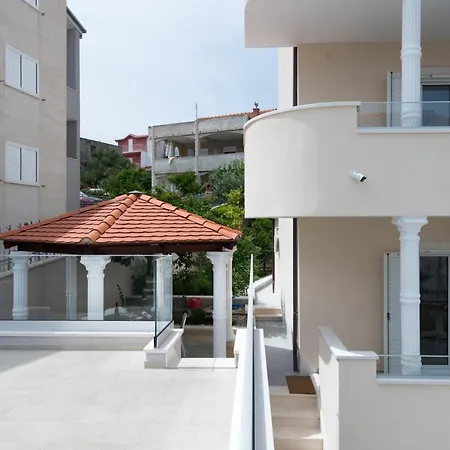Spacious Modern Miljak - 1min To The 特罗吉尔