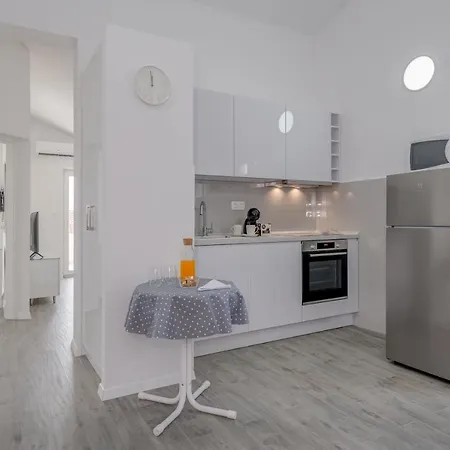 Spacious Modern Miljak - 1min To The