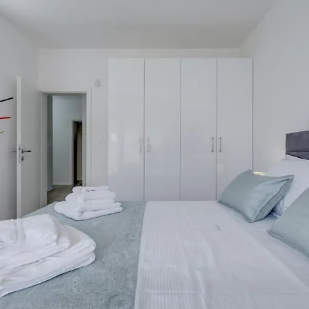 Spacious Modern Miljak - 1min To The Appartement Trogir