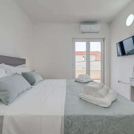 Spacious Modern Miljak - 1min To The * Trogir