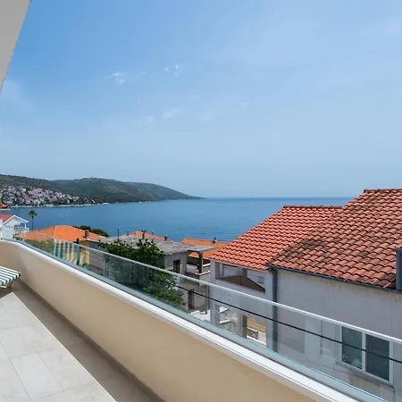 Spacious Modern Miljak - 1min To The Appartement Trogir
