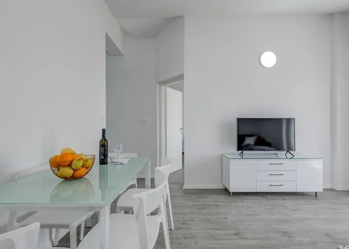 公寓 Spacious Modern Miljak - 1min To The *