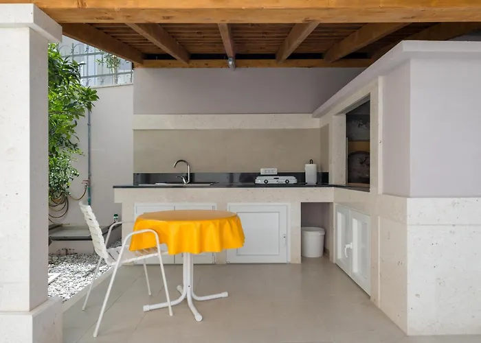 Spacious Modern Miljak - 1min To The 特罗吉尔