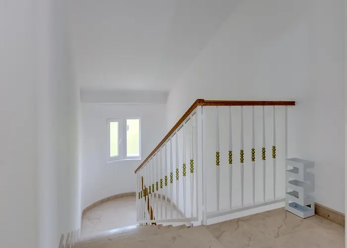 公寓 Spacious Modern Miljak - 1min To The *