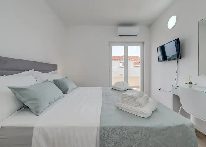 Spacious Modern Miljak - 1min To The * Trogir