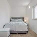 Spacious Modern Miljak - 1min To The Traù