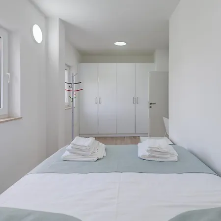 Apartman Spacious Modern Miljak - 1min To The