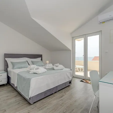 Spacious Modern Miljak - 1min To The Apartman