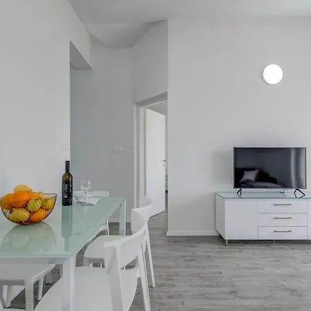 Apartman Spacious Modern Miljak - 1min To The *