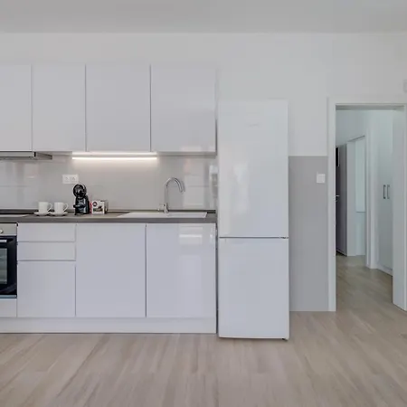 Spacious Modern Miljak - 1min To The شقة