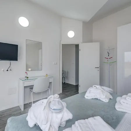 Spacious Modern Miljak - 1min To The Apartman