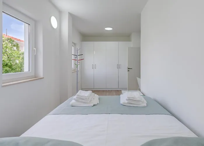 דירה Spacious Modern Miljak - 1min To The