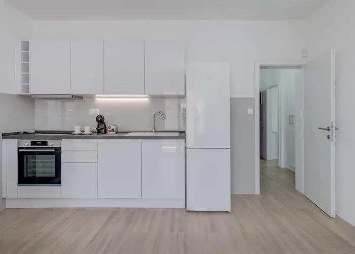 Spacious Modern Miljak - 1min To The דירה