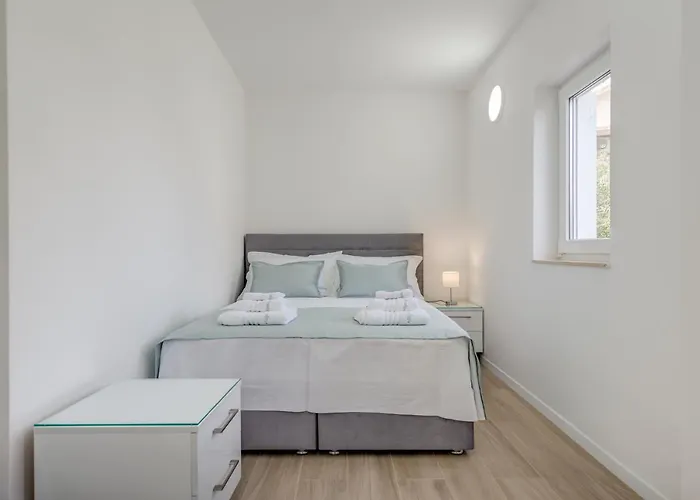 Spacious Modern Miljak - 1min To The Trogir