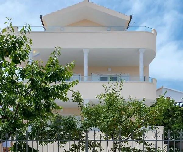 Spacious Modern Miljak - 1min To The דירה *