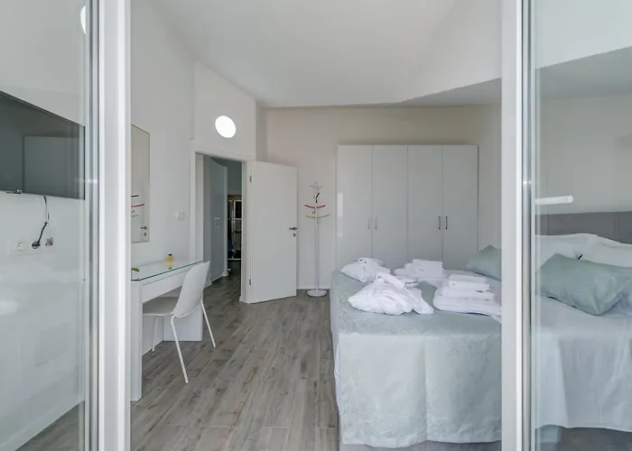 Spacious Modern Miljak - 1min To The * Trogir