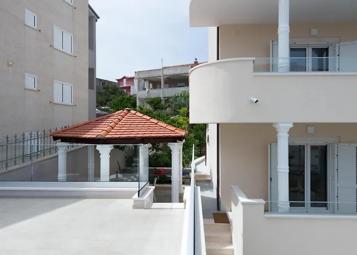 Spacious Modern Miljak - 1min To The Trogir