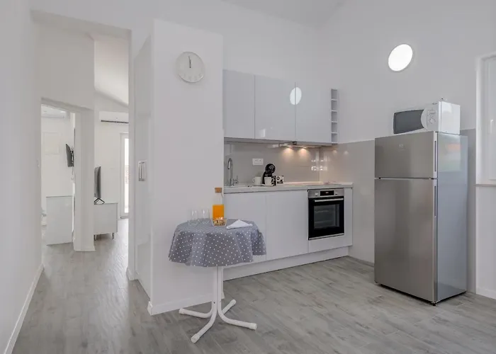 Spacious Modern Miljak - 1min To The