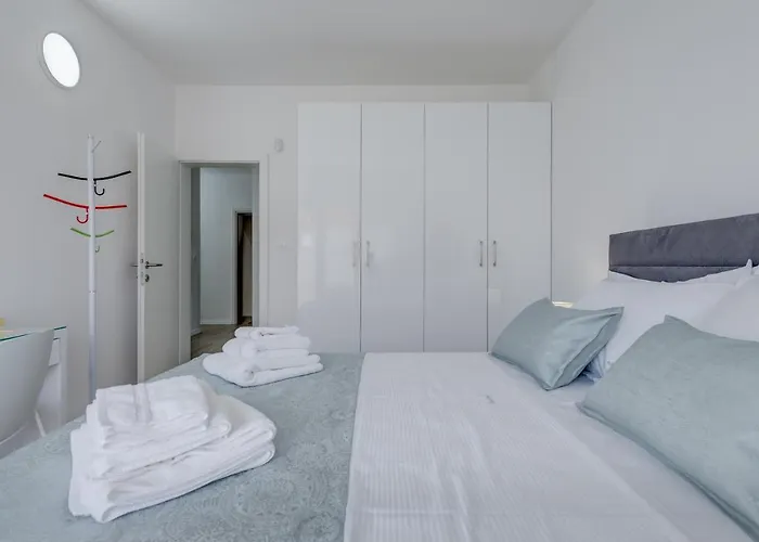 Spacious Modern Miljak - 1min To The דירה טרוגיר