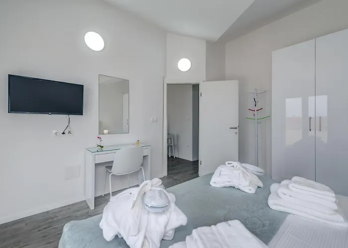 Spacious Modern Miljak - 1min To The דירה