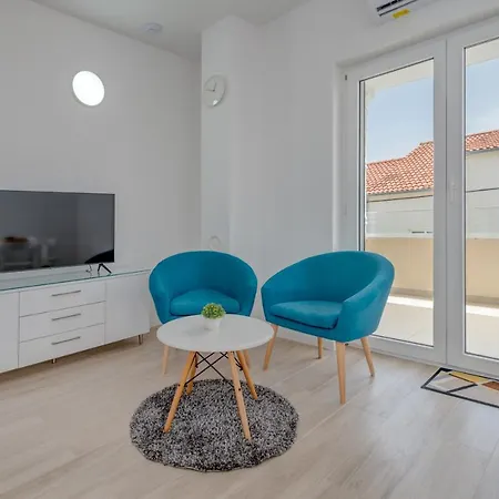 Spacious Modern Miljak - 1min To The Apartamento Trogir